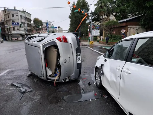 左轉專用道變換車道未禮讓 影片曝光!後方直行車閃避不及釀2傷