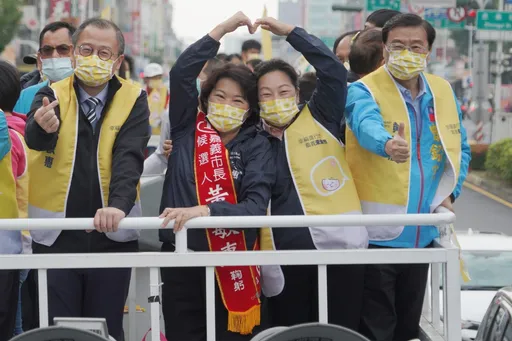 徐榛蔚、黃敏惠合體掃街　籲守住花蓮、嘉義微笑曲線