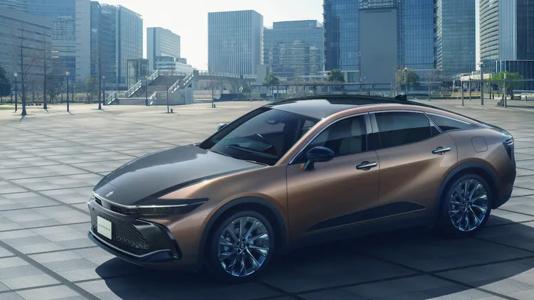 Toyota第16代Crown車系將成為行銷全球40多國的戰略車型，也因此國內終於有機會首度引進，並且率先帶來Crossover跨界斜背跑旅車型。原廠照片