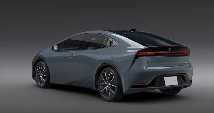 Prius仍舊採用斜背五門的低風阻外型為基礎，貫穿式尾燈搭上外擴的後葉子鈑，視覺感受上更奔放熱情。原廠照片