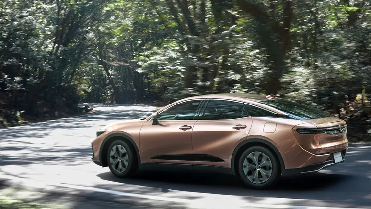 Crown Crossover外型以4 Door Coupe般的流線設計為主視覺，藉由較高的底盤離地高，以及環繞全車的黑色防刮飾板，另外展現輕度越野的跨界風情。原廠照片