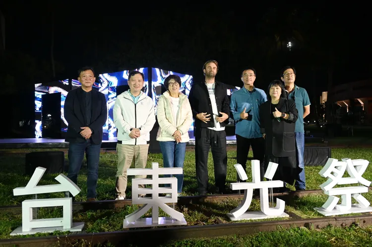 台東縣長饒慶鈴為新作品揭幕。台東縣政府提供