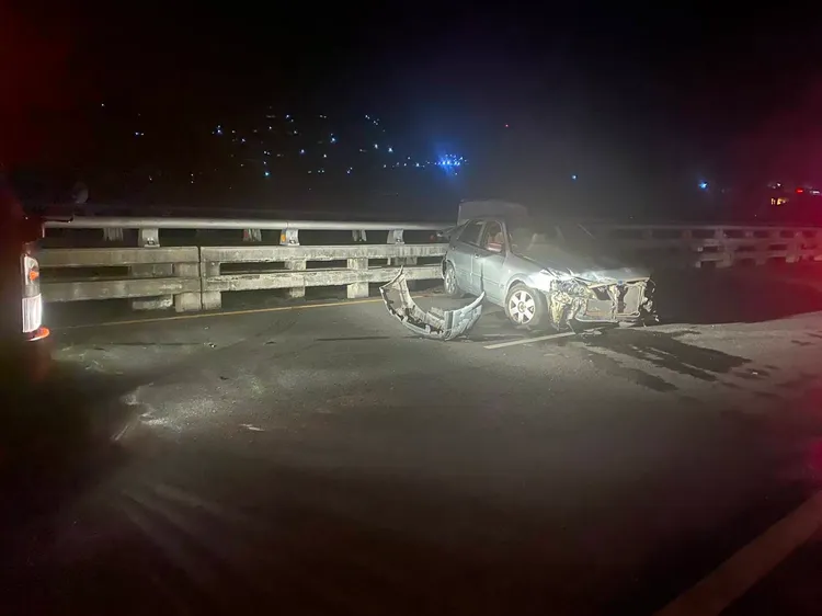 自小客車自撞橋墩釀一傷。翻攝畫面