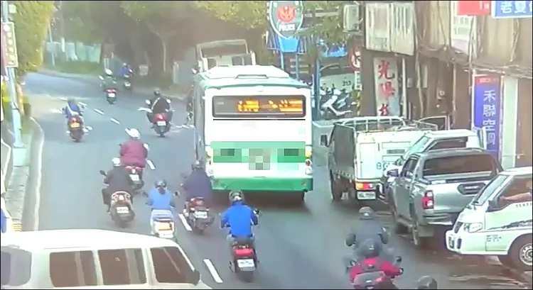 莊女向警方提出毀損及公共危險告訴，警方請公車司機說明。警方提供