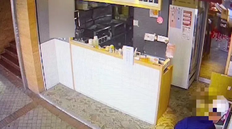 監視器拍下吳男掉包過程。翻攝畫面