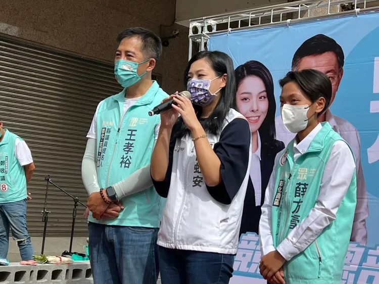 高虹安在選舉期間為曾是資策會同事的王孝裕站台輔選。資料照片