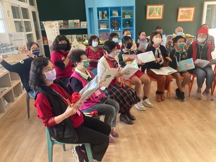 終身學習園區老幼共學上課情形。陳宏銘攝