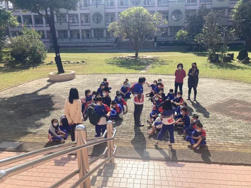 屏東終身學習園區揭牌惹議 小三生大太陽枯等20分鐘快曬暈