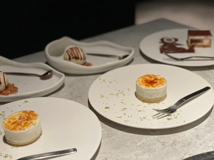 甜點共有香蕉提拉米蘇、閃電泡芙、大人風味自家產焦糖布丁、炙焦糖法國白乳酪冰糕、白松露·陳年酒醋·香草冰淇淋、蘋果千層佐香草冰淇淋等多種選擇。曾仲葳攝