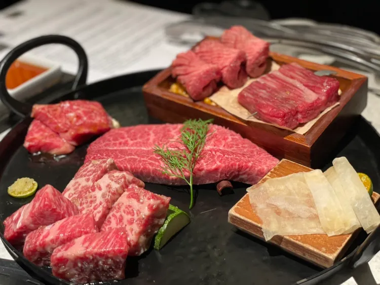 燒肉拼盤精選7款肉品，其中近江A5和牛即佔5品。曾仲葳攝