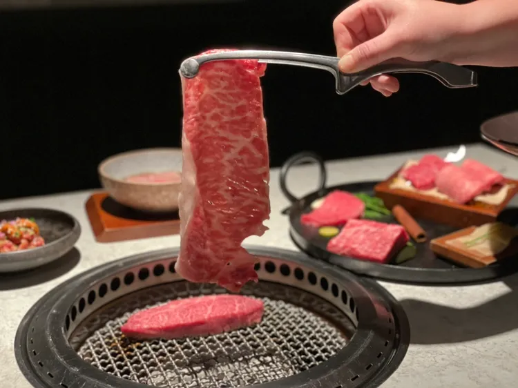 以肉之名．月見則選用油花細密均勻的紐約客部位薄切。曾仲葳攝