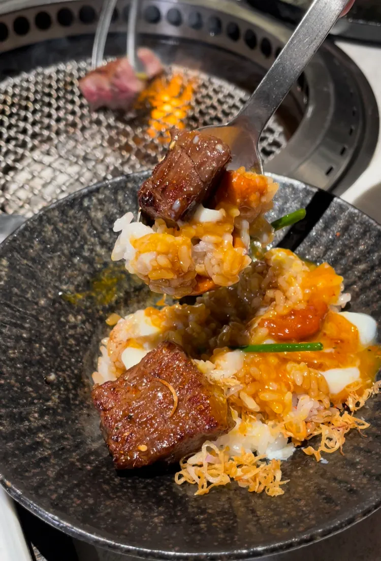 所有食材拌勻後吃下，海膽的濃郁鮮美、生和牛的甜在口中爆發。曾仲葳攝