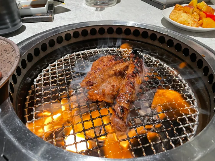 和牛肋條將肋間肉浸漬在水果醬中讓肉質更加軟嫩，因油脂豐富烤起來焦香四溢。曾仲葳攝