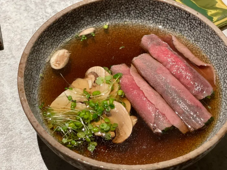 和牛肉片包裹著蝦夷蔥口感軟嫩，湯品則充滿新鮮蘑菇、柑橘等香氣。曾仲葳攝