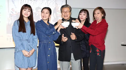 楊烈同台「3任老婆」超無奈　方文琳校花級女兒暖送麻油雞