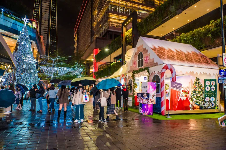 主舞台正對面的聖誕主題屋，今年由中華航空精心設計打造。台灣法國人協會提供