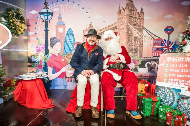 民眾於聖誕主題屋內與聖誕老人合影。台灣法國人協會提供