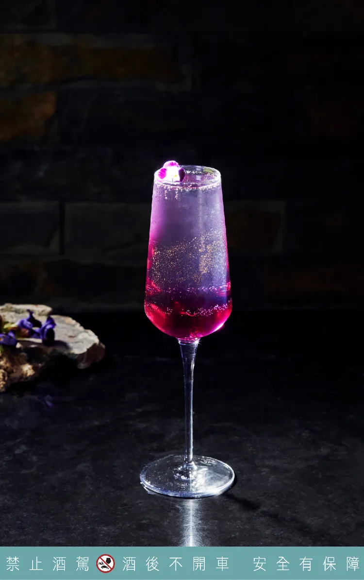 SodaStream X Indulge Bistro餐酒館聯名的特調「夏·星空」，加有蝶豆花和金箔點綴，外觀主呈現浪漫的夏日星空。業者提供