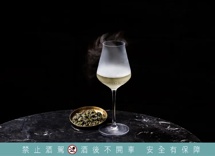 SodaStream X Bar PUN 聯名特調「PUN 茶裏」，以金萱茶混揉清酒香氣和氣泡口感，還有楊桃、聖女番茄等果香。業者提供