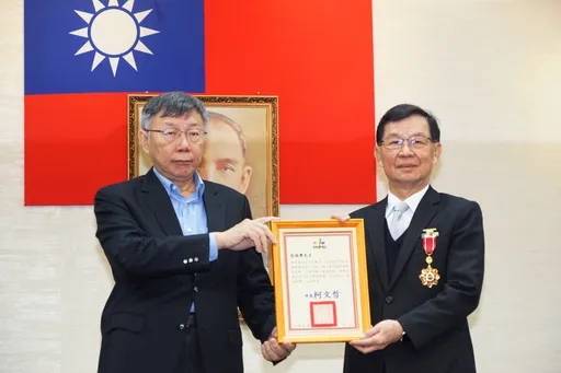 柯P出席市府總辭 「麥克風忘記關」碎唸全都錄!曝執政感想:不能寫SOP的都是屁話