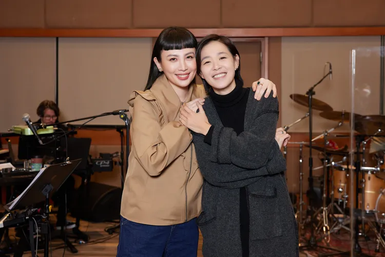 魏如萱（左）難忘當年安溥地震送暖。聯成娛樂提供