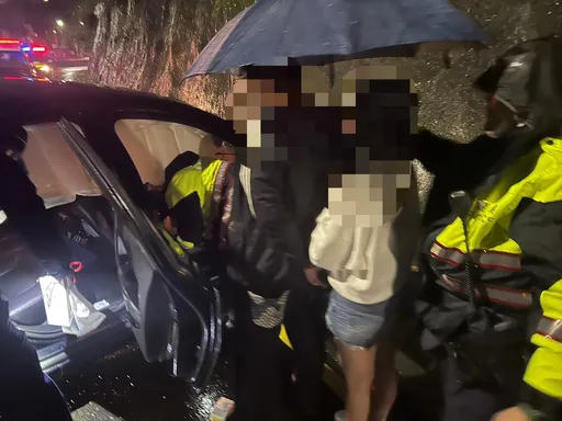 通緝犯拒檢撞山壁棄車逃　警緝獲毒品1男乘客遭法辦