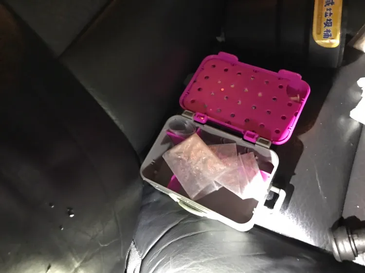 警方在轎車內查獲毒品。翻攝畫面