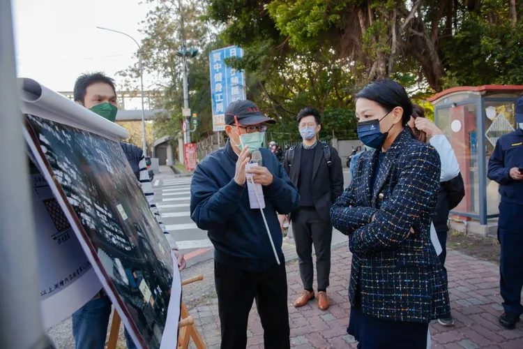高虹安偕同副市長蔡麗清前往日前竹科員警交通事故路段，進行現場勘查事故原因。新竹市政府提供