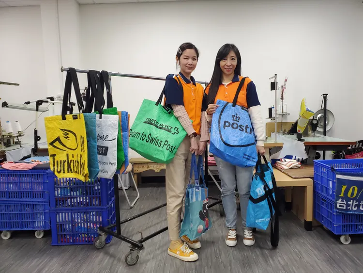 清潔隊自製的再生環保袋也將在跳蚤市場義賣。環保局提供