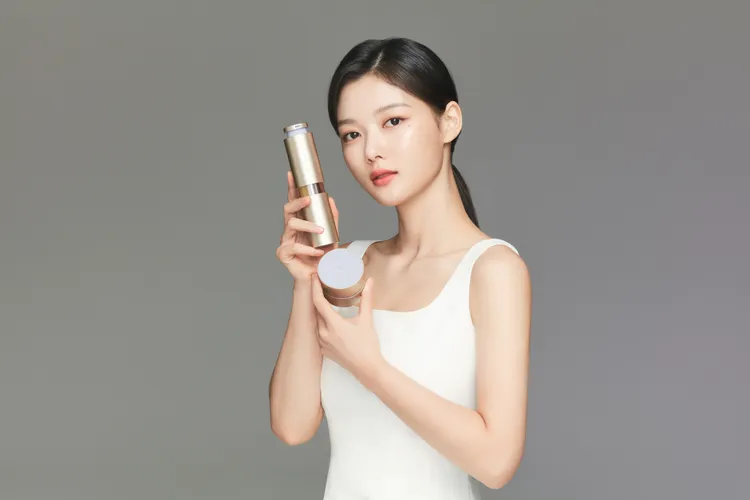 金裕貞為完美新生三效賦活系列升級版拍攝的形象照。品牌提供