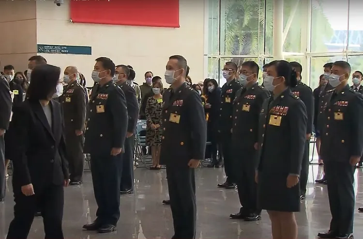 我國首位女性中將的陸軍政戰主任陳育琳（前排右一）。國防部提供