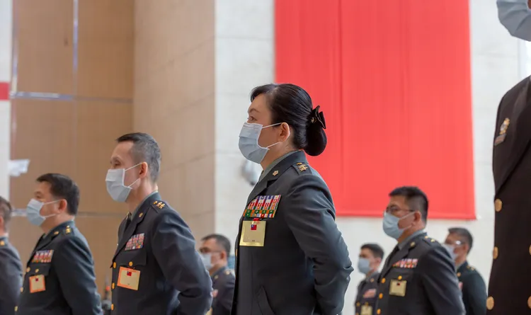 首位女性中將的陸軍政戰主任陳育琳（左三）。總統府提供