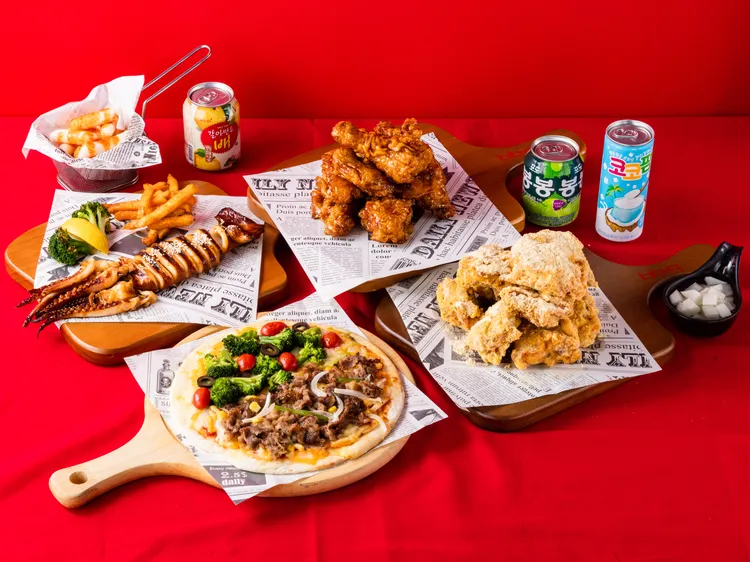 bb.q CHICKEN新春限定「福兔雞祥餐」與全新口味「韓式烤牛肉青蔬雙拼披薩」1/6起同步開賣。業者提供