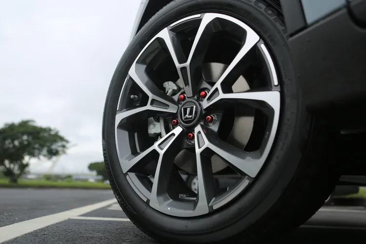 URX NEO全車系都搭載18吋輪圈，全新的雙色切削式設計，又再增添不少活潑的運動氣息。林浩昇攝