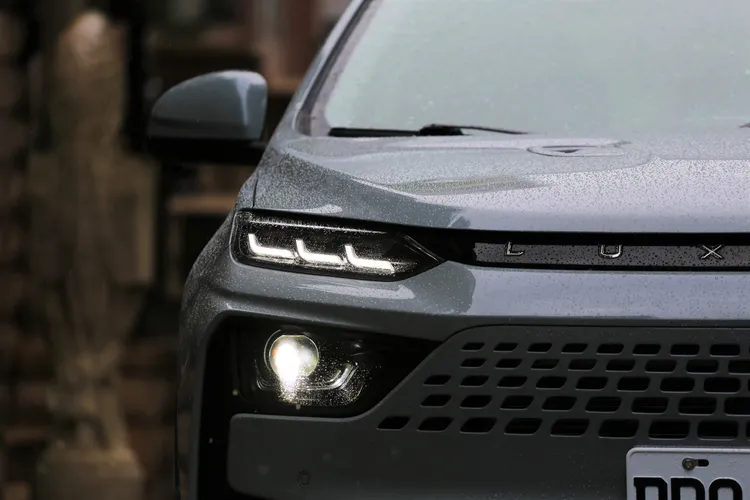 雙層式的頭燈組，上方採鋒冽式極光日行燈，下方依然維持光感應LED遠近頭燈配置。林浩昇攝