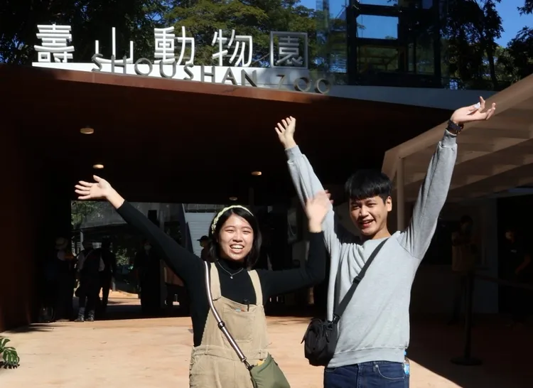 黃崇鎧、高婕寧兩人要來探視認養的白犀牛，開心在門口高呼「動物園開園囉！」侯昌騰攝