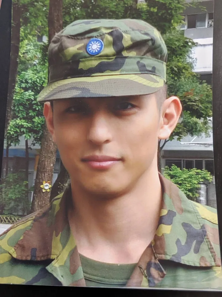 吳怡農2019年曾貼出大頭照說「我渴望當兵」保家衛國。翻攝臉書「壯闊台灣 吳怡農 」