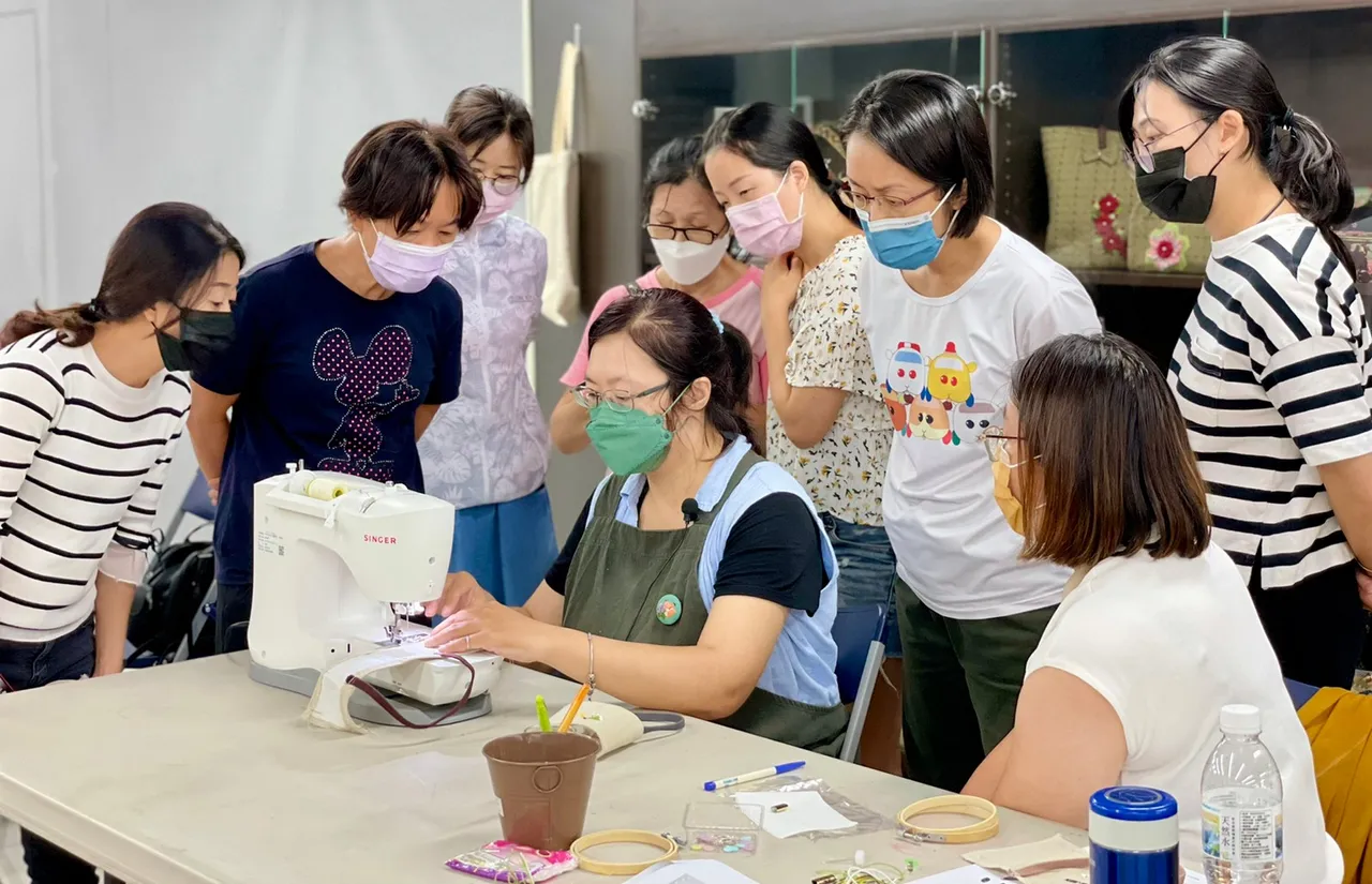 圖書館的創客空間,讓民眾學刺繡玩縫紉。文化局提供