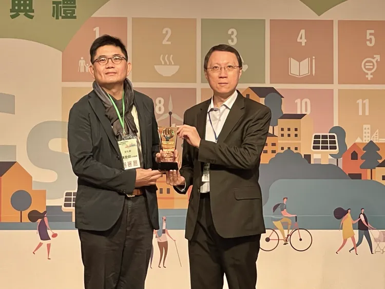 高市圖奪得共老獎，今北上受獎，由文化部主任秘書陳登欽（左）頒予高市圖代理館長林奕成。文化局提供