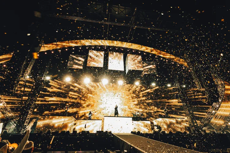 五月天今頂著10度低溫開唱。相信音樂提供