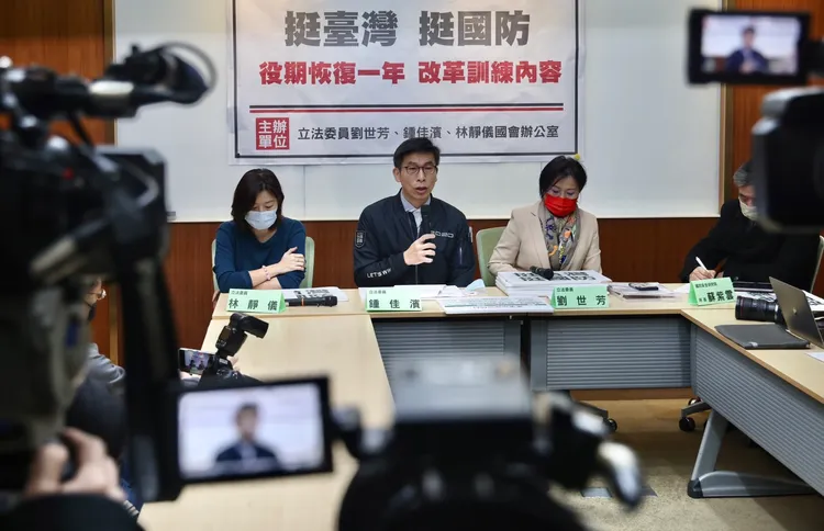 鍾佳濱認為，不論義務役、志願役，或退伍後的教召，待遇都應該全面提升。林林攝