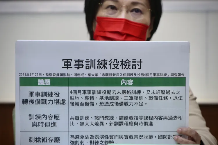 劉世芳指出國軍訓練應檢討面向。林林攝