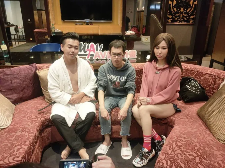 苡若(右一)曾和鄧佳華(中)拍攝《華根初上》。翻攝苡若IG