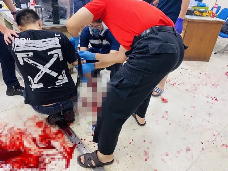 於男右手被炸斷，現場地板留下大量血跡。翻攝記者爆料網