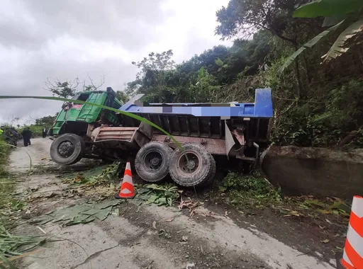 悚！花蓮瑞穗林道卡車墜10米邊坡　2採礦工人遭變形車體擠壓慘死