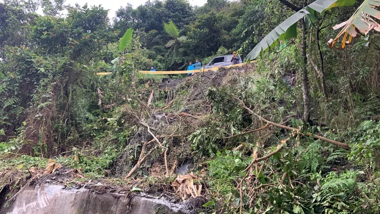 載運礦石的貨車翻落10公尺高邊坡。警方提供