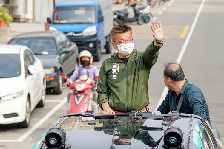 民進黨籍蔡其昌在台中市長選戰落敗後，依舊以車隊進行謝票。資料照片