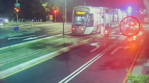 喝太茫！高雄男車卡輕軌道害停駛半小時　警也下來幫推車