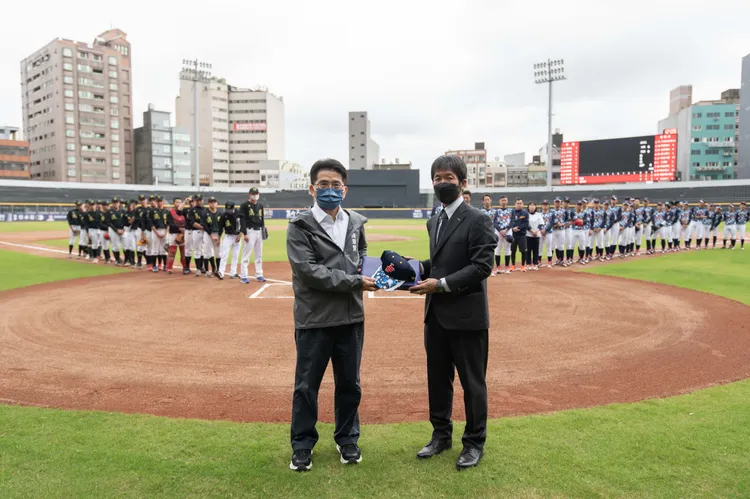 全日本大學軟式野球聯盟回贈球衣球帽。