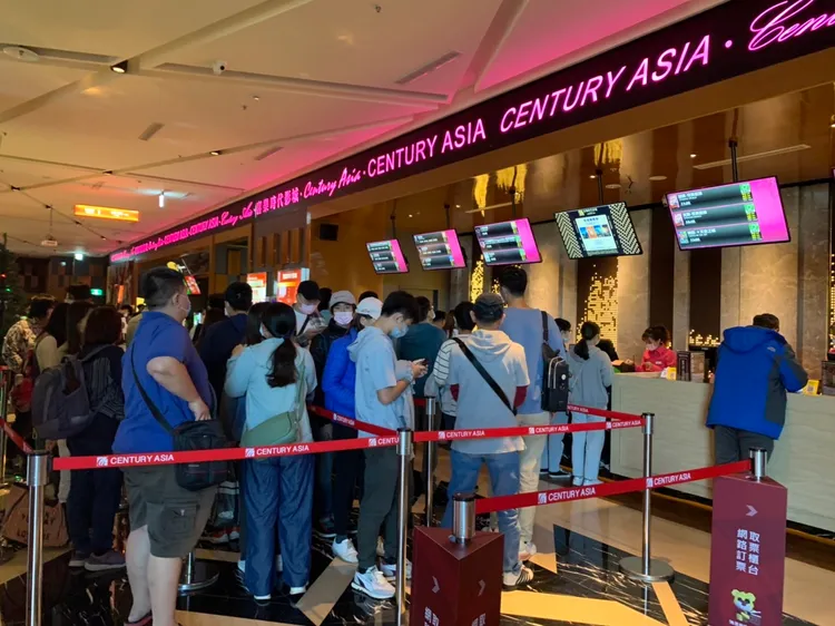 1元電影票開賣不到半小時，1千張賣光光，後面須以原價購買的觀眾，仍大排長龍。讀者提供